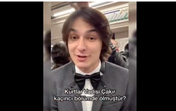 Metroda ‘duraktan durağa bilgi yarışması’ düzenledi: Kurtlar Vadisi sorusuna en hızlı cevap verildi