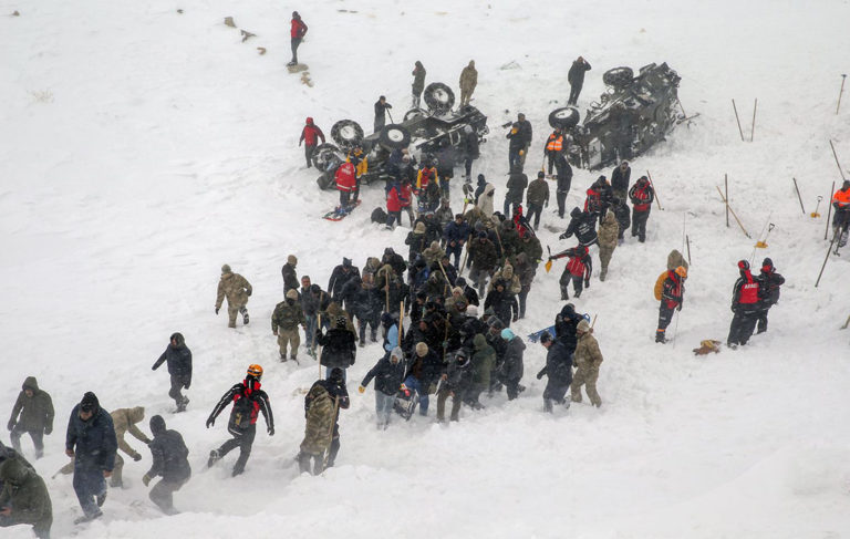 CHP’den çığ faciası raporu: İhmaller yaşandı, iş makineleri tetikledi!