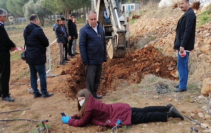 Çevreci Profesör, kepçenin önüne yattı