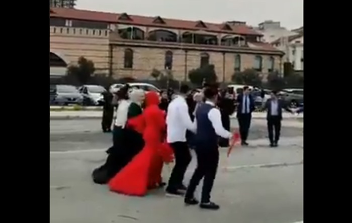 İstanbul’da salgın günleri: Korona bize işlemiyor, toplu halde halayımızı çekeriz!