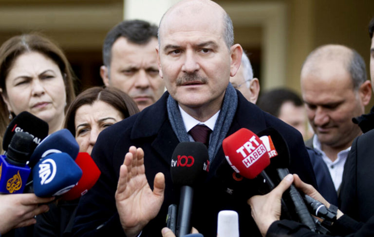 Soylu, soru soran gazeteciyi azarladı: Yunan tarafına hizmet ediyorsun