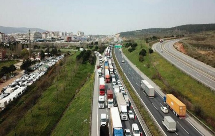 İstanbul’da giriş-çıkışlarda kilometrelerce korona kuyruğu oluştu!