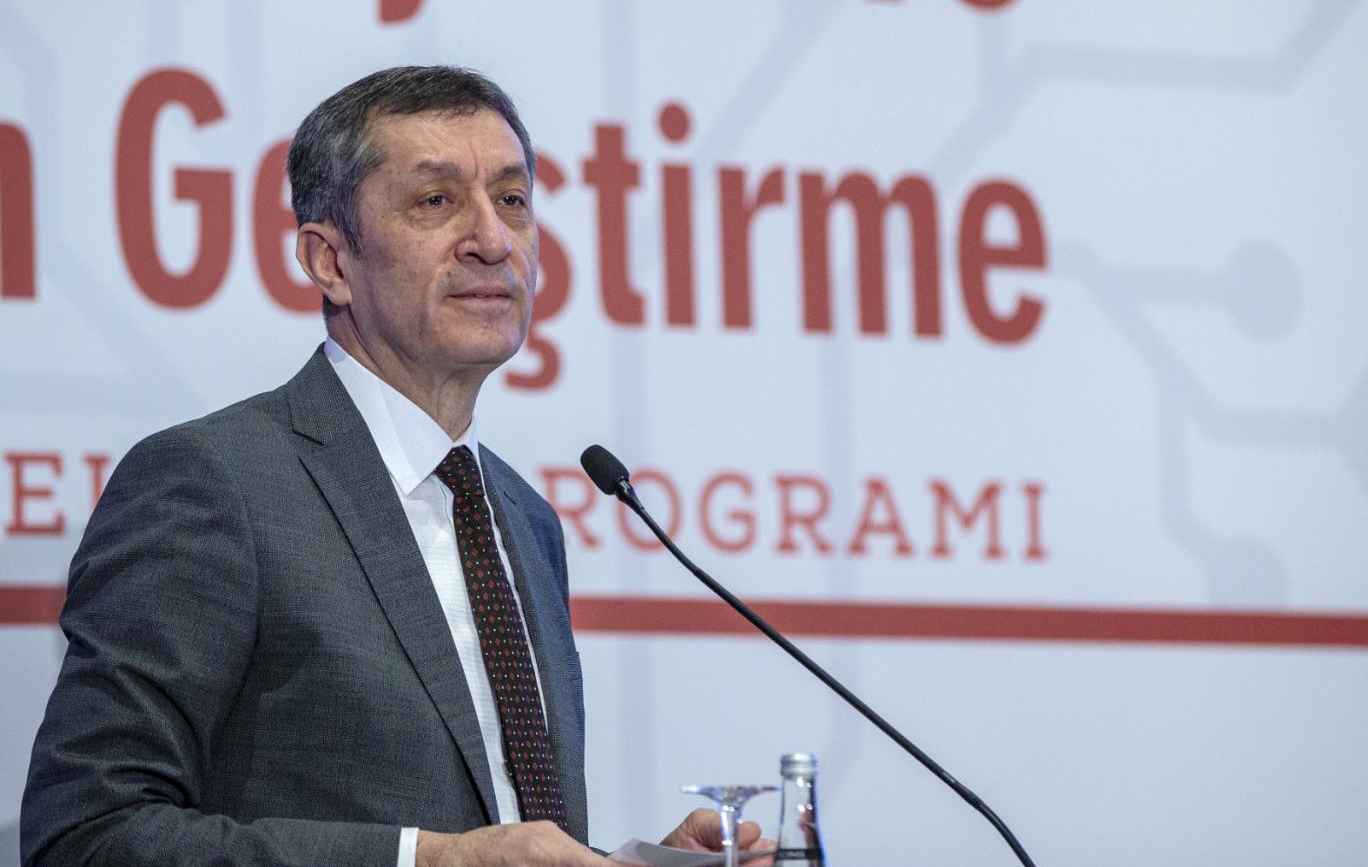 Milli Eğitim Bakanı Istifa Etti Milli Egitim Bakani Ziya Selcuk La