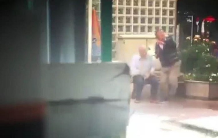 Isparta’da bankta oturan yaşlılara su şişeli tepki!