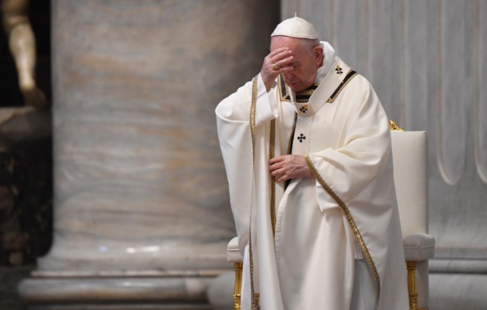 Papa, salgından dolayı Paskalya yortusunu cemaatsiz yaptı