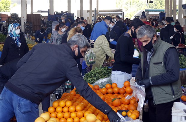 İki günlük yasaktan sonra sokaklar doldu taştı!