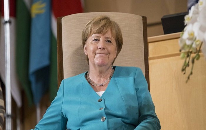 Merkel uyardı: Uzunca bir süre pandemiyle yaşayacağız!