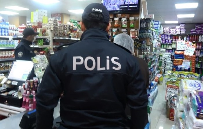 Yasağa uymayan marketi polis bastı: Saklanan müşteriler dışarı çıkarıldı