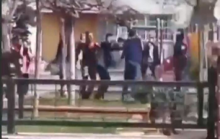 Sokağa çıkma yasağına uymayan grup polise saldırdı!