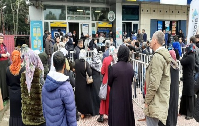 Yardım parası için PTT’ye akın eden vatandaş ‘sosyal mesafe’ kuralını hiçe saydı!