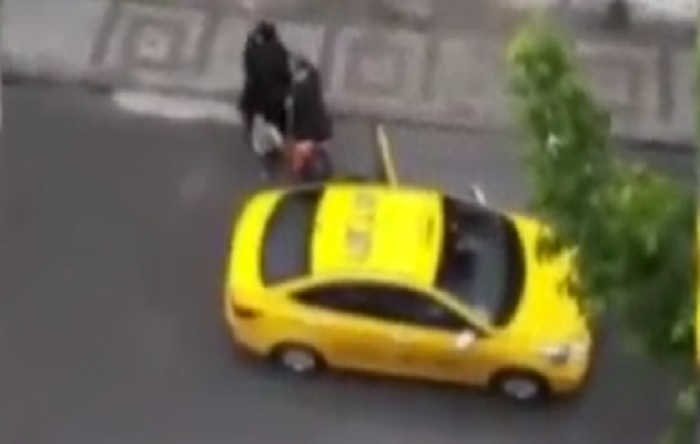 Vicdansız taksici ‘araba pislenir’ diye almadı, mülteci kadın sokakta doğum yaptı!