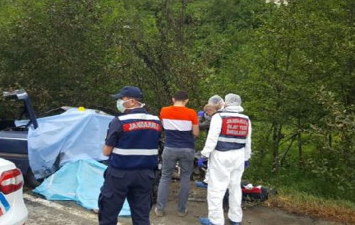 Elektrik direğine çarpan otomobil yandı: 3 işçi öldü!