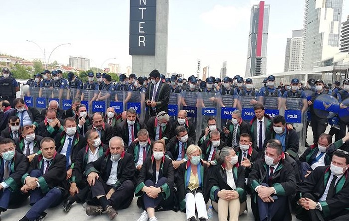 Avukatlar yürüyüşe devam edecek!