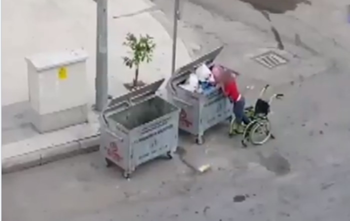 Hatay’da engelli çocuk dramı: Tekerlekli sandalyesinin üzerine çıkıp çöp topladı