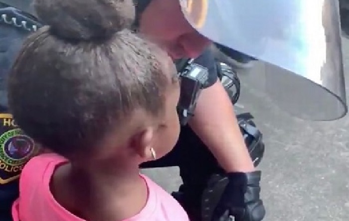 5 yaşındaki küçük kız ‘Bizi vurmak için mi geldiniz?’ diye sorunca gündeme oturdu!