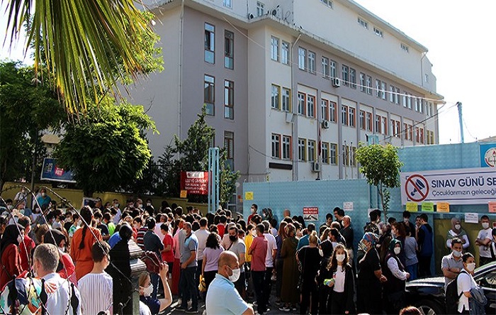 Öğrenciler Etstur’un puanı bir gecede 1,1’e indirdi 