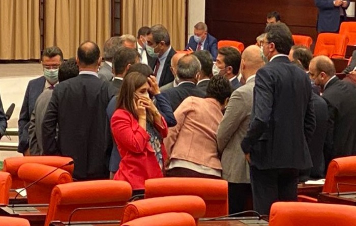 CHP Grup Başkanvekili Özgür Özel’e TBMM’de yumruklu saldırı!
