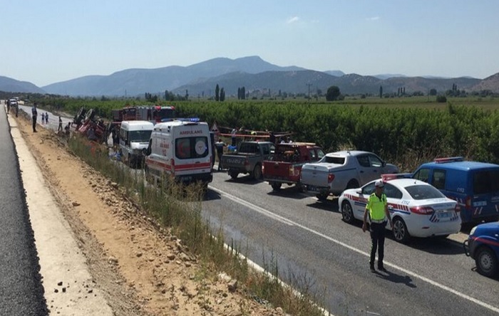 İzmir’de yangına müdahaleye giden arazöz devrildi