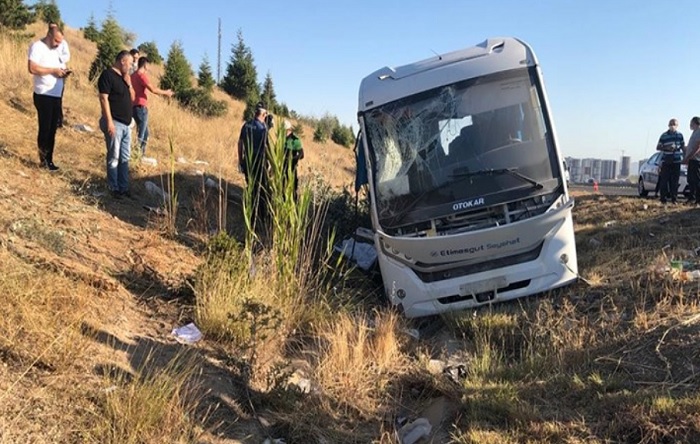 ASELSAN personelini taşıyan minibüs kaza yaptı
