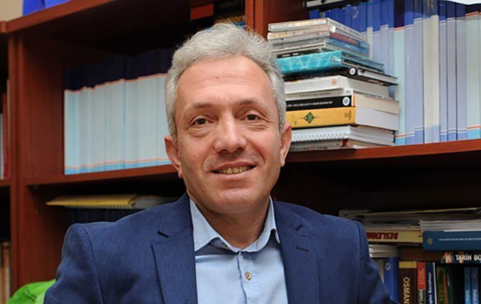 Yandaş akademisyenden ‘akıl almaz’ yorum: Yunanistan’a elimizi kolumuzu sallaya sallaya gireriz!