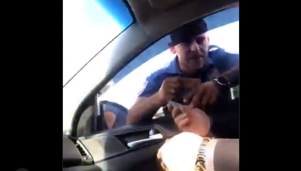 Oturum izni olmayan şahıstan rüşvet alan polis anbean görüntülendi