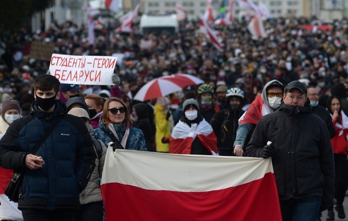 Belarus’ta 10 binlerce kişi sokağa döküldü! 2’si gazeteci 65 kişi gözaltına alındı