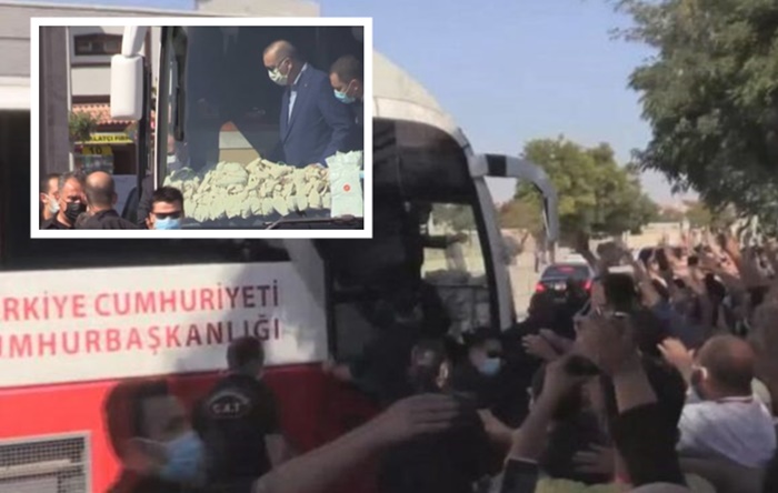Erdoğan ‘keyif çayı’ dağıttı; sosyal mesafeye yine uyulmadı
