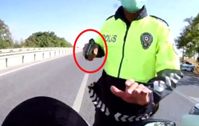 Trafik polisi motosiklet sürücüsünü silahla durdurdu