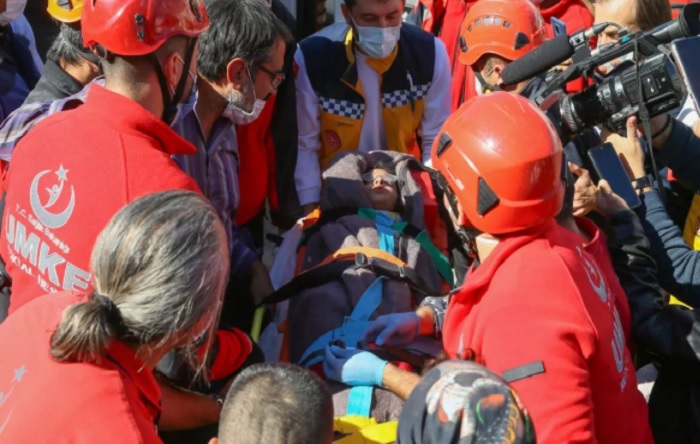 23 saat sonra enkazdan 4 kişi sağ olarak çıkarıldı