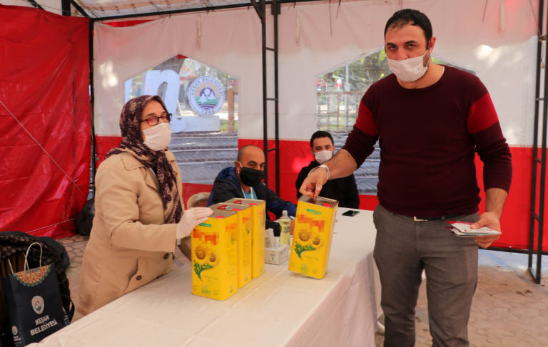 Kan bağışlayana 5 litrelik ayçiçek yağı kampanyasına yoğun ilgi!