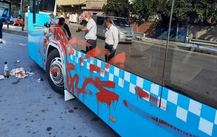 otobusu-once-yumrukladi-sonra-kirmiziya-boyadi