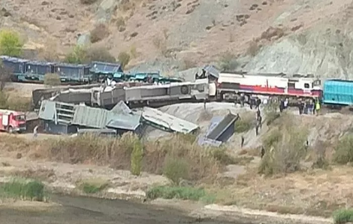 Ankara’da iki yük treni çarpıştı