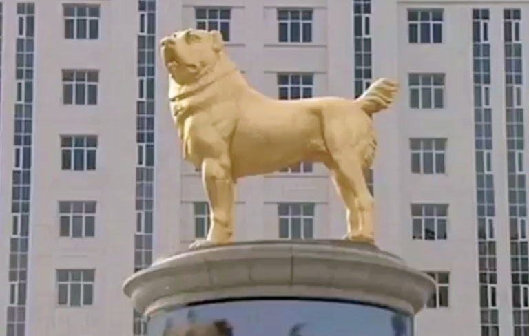 Türkmenistan lideri, şehir merkezine köpeğinin altın varaklı heykelini diktirdi