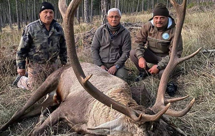 Eski başkan nesli tükenmekte olan geyiği vurup, böyle poz verdi