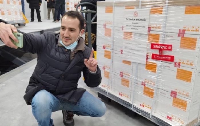 ‘Çin aşısında aracı firma yok’ diyen Bakan Koca’yı TRT muhabirinin fotoğrafı yalanladı
