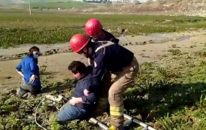 Kuraklık haberi için Sazlıbosna Barajı’na giden haberciler balçığa saplandı
