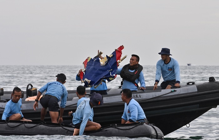 62 yolcu ile radardan kaybolan Endonezya uçağının yeri tespit edildi