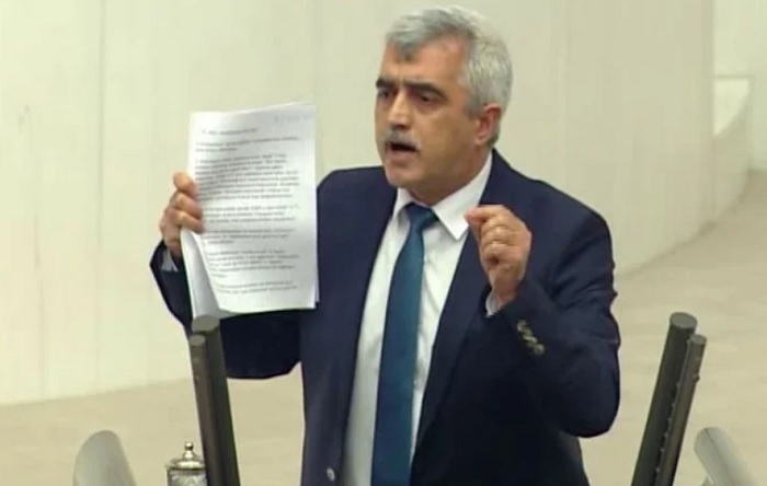 Gergerlioğlu’dan Özlem Zengin’e: Çıplak arama yok mu demiştiniz; işte belgesi