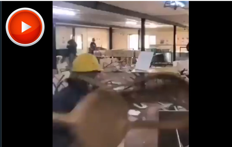 Kalyon’un yemeklerinden hamam böceği çıkınca, işçiler mutfağı bastı