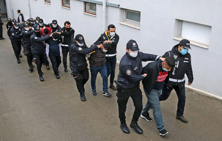 Suç örgütüne operasyon; 9’u polis 41 tutuklama
