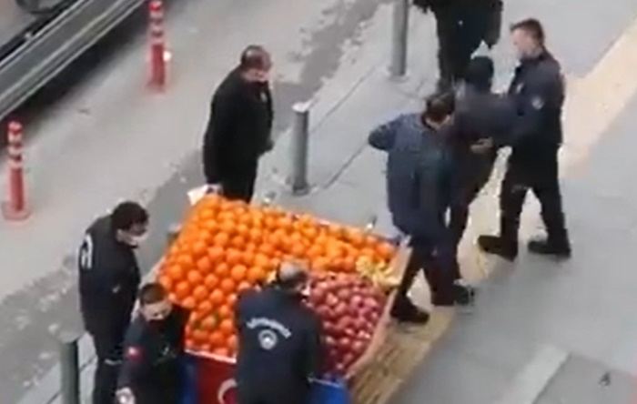 Zabıta, meyve satıcısının tezgahına böyle el koydu
