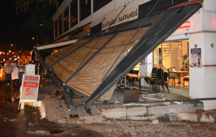Ayvalık ve Çeşme’yi hortum vurdu
