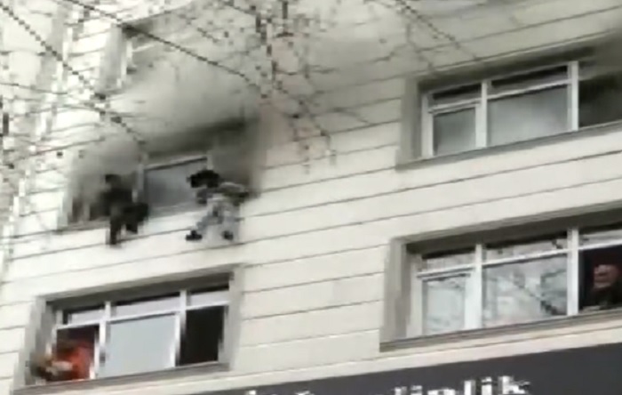 Esenler’de yangında can pazarı yaşandı: Anne, 4 çocuğunu 3. kattan aşağıya attı