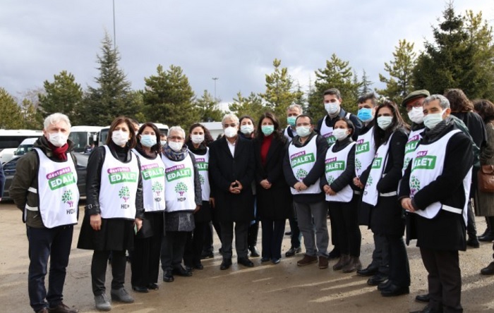 HDP milletvekilleri AYM önünde adalet nöbetine başladı