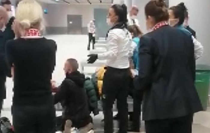 Uçaktan inen yolcu pasaport kontrolünde doğum yaptı