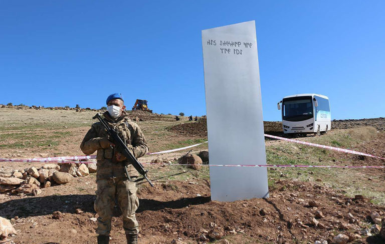 Askerler başında nöbet tutmuştu; monolitler ‘PR’ çalışmasıymış