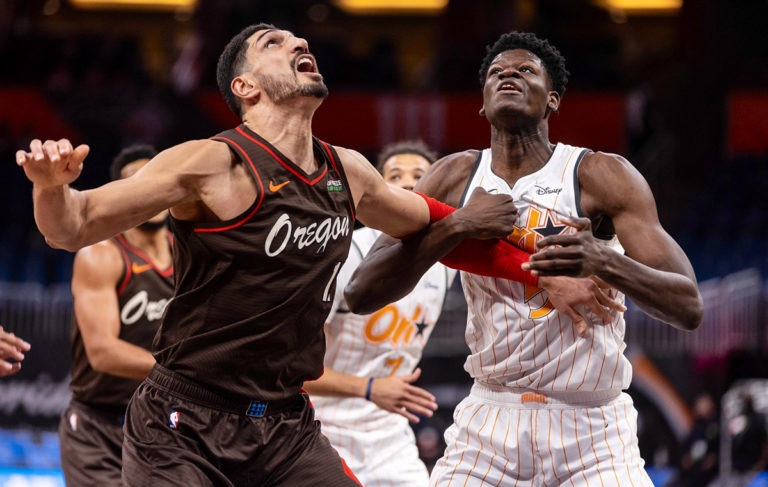 Enes Kanter, Orlando galibiyetini KHK’lı akademisyen Mustafa Çamaş’a hediye etti