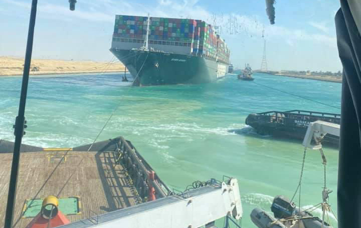 Süveyş Kanalı’nda karaya oturan The Ever Given yüzdürüldü, kanal trafiğe açıldı