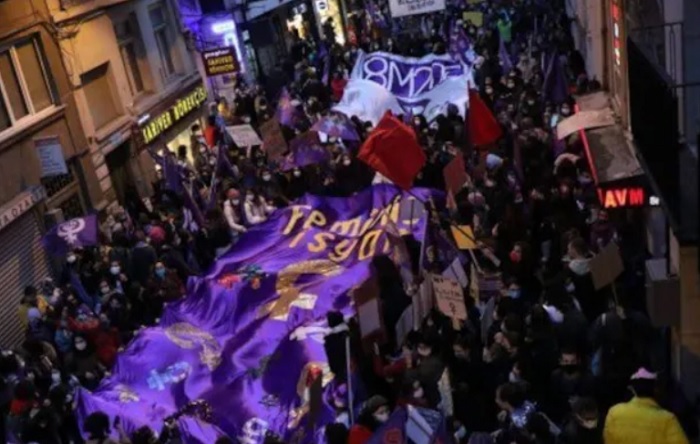 Feminist Gece Yürüyüşü’nde 13 kadın zıpladığı için Erdoğan’a hakaretten gözaltına alındı