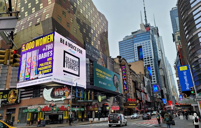 New York’ta, hapisteki ve cinayete kurban giden kadınlar reklam panolarıyla gündeme getirildi